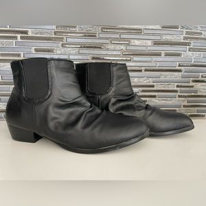 Sz 7 black booties.